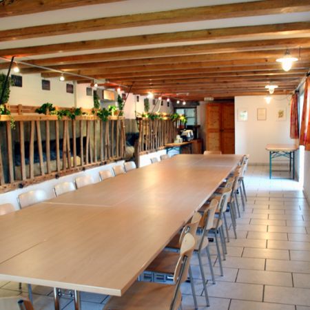 Der ehemalige Kuhstall ist ein länglicher Raum mit dem Namen Wiigatter. Je nach Art des Events oder Anzahl der Gäste kann er vielseitig genutz werden. Für kleinere Gruppen oder Sitzungen empfielt sich eine grosse, gemeinsame Tafel. Bild: 20 Personen