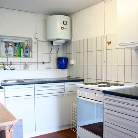 Die kleine Küche bietet die nötigsten Utensilien. Abtrocknungstücher ergänzend zur Abwaschmaschine sind vorhanden. Sowie vier Kochplatten und ein Backofen.