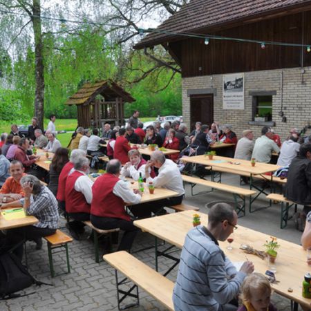 Der befestigte Platz vor dem Wiigatter steht ebenfalls zur Verfügung. Zwölf Tisch-Bank-Garnituren können bis zu 120 Personen einen Sitzplatz bieten.